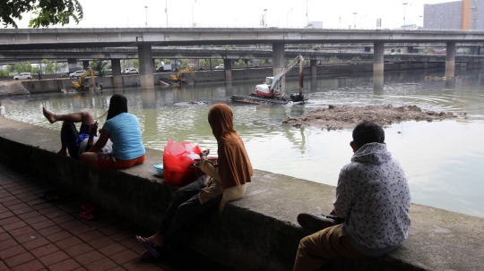 Antisipasi banjir, Waduk Grogol dikeruk alat berat