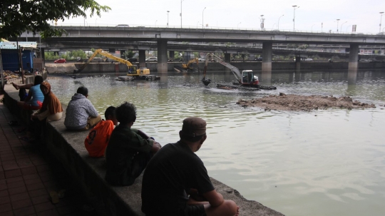 Antisipasi banjir, Waduk Grogol dikeruk alat berat