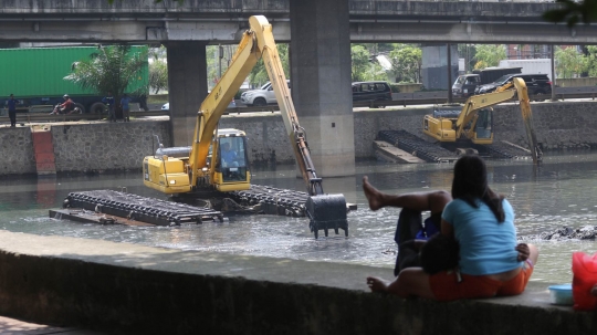 Antisipasi banjir, Waduk Grogol dikeruk alat berat