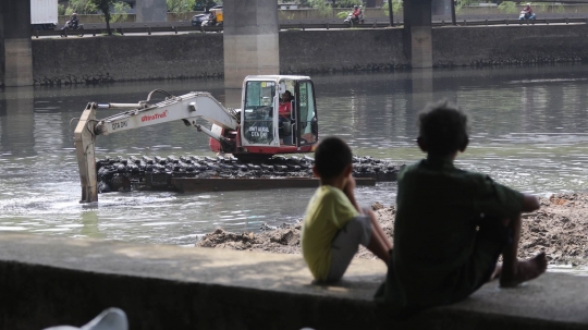 Antisipasi banjir, Waduk Grogol dikeruk alat berat