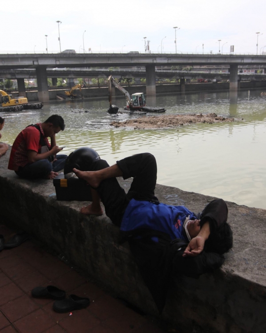 Antisipasi banjir, Waduk Grogol dikeruk alat berat