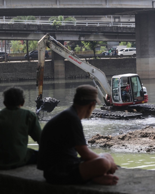 Antisipasi banjir, Waduk Grogol dikeruk alat berat