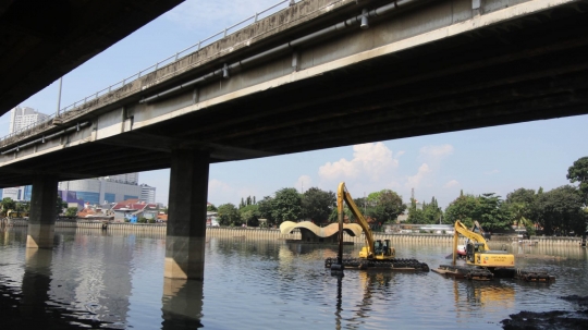 Antisipasi banjir, Waduk Grogol dikeruk alat berat