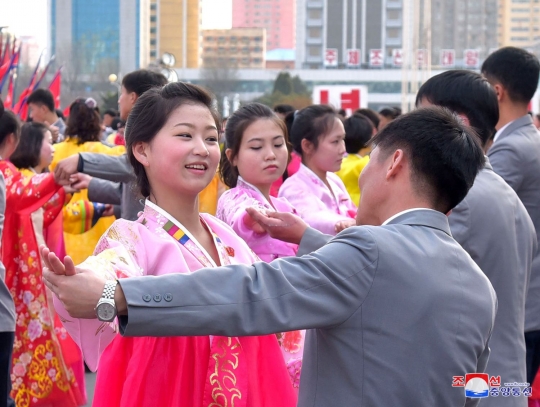 Aksi pelajar cantik Korea berdansa di peringatan HUT ke-25 pemilihan Kim Jong Il