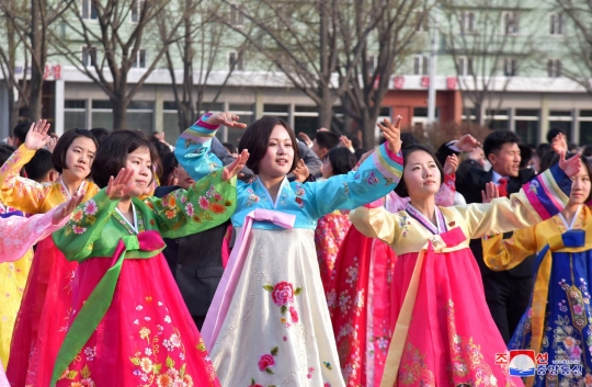 Aksi pelajar cantik Korea berdansa di peringatan HUT ke-25 pemilihan Kim Jong Il
