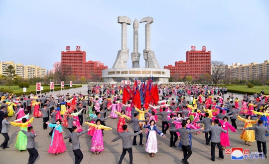 Aksi pelajar cantik Korea berdansa di peringatan HUT ke-25 pemilihan Kim Jong Il