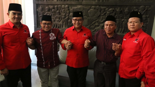 Kunjungi kantor PKB, Sekjen PDIP kasih buku bergambar Bung Karno