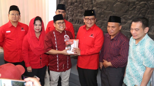 Kunjungi kantor PKB, Sekjen PDIP kasih buku bergambar Bung Karno