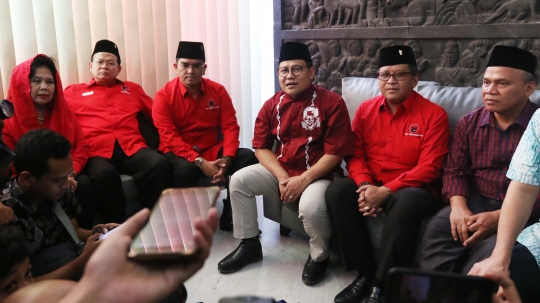 Kunjungi kantor PKB, Sekjen PDIP kasih buku bergambar Bung Karno