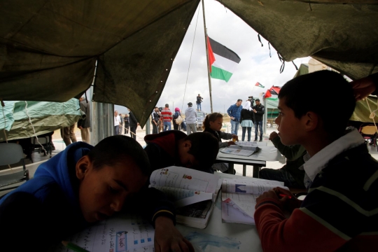 Nestapa anak-anak Palestina belajar di tenda usai sekolah dibom Israel