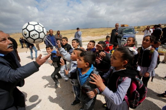 Nestapa anak-anak Palestina belajar di tenda usai sekolah dibom Israel