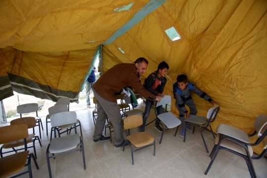 Nestapa anak-anak Palestina belajar di tenda usai sekolah dibom Israel