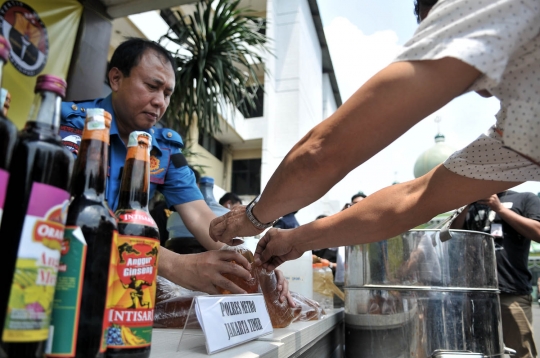 Mapolres Jaksel rilis miras oplosan yang bikin tewas puluhan orang