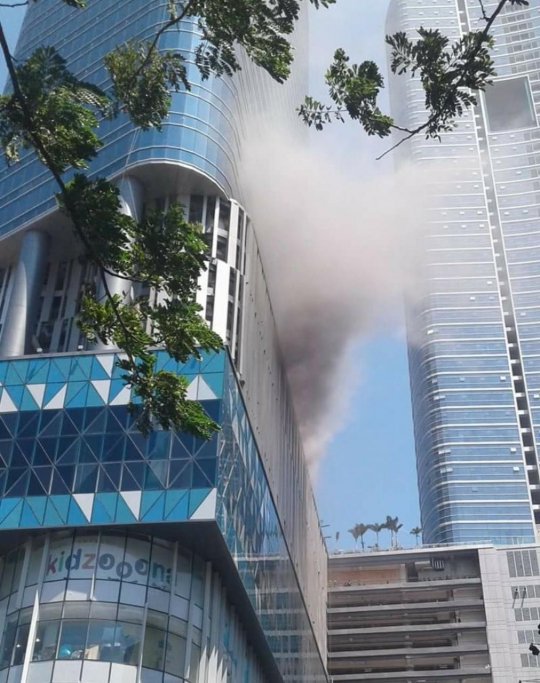 Tunjungan Plaza 6 Surabaya terbakar, asap pekat keluar dari lantai 13