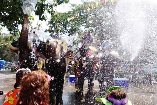 Perang air gajah dan manusia di Festival Songkran