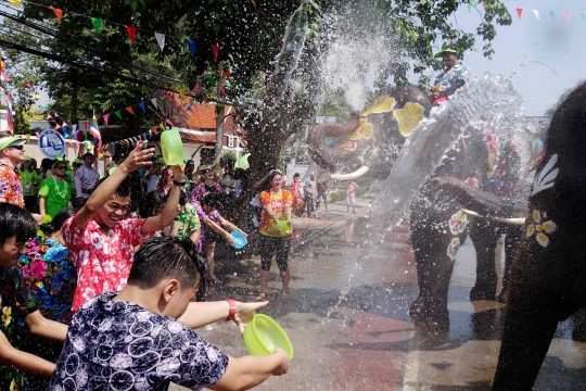 Perang air gajah dan manusia di Festival Songkran