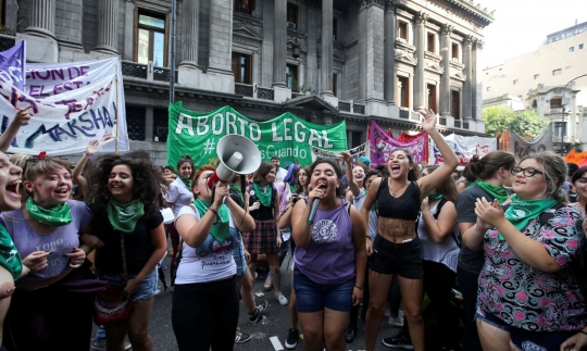 Aksi wanita pro-aborsi di Argentina
