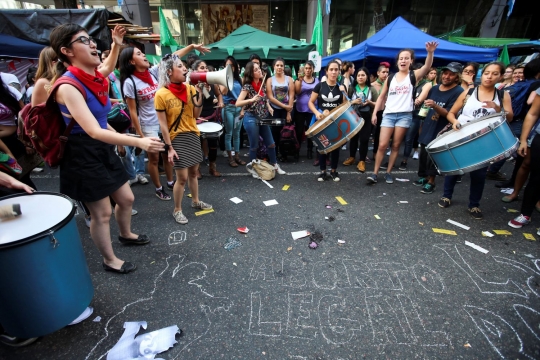 Aksi wanita pro-aborsi di Argentina