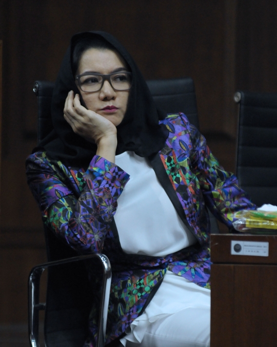 Ragam ekspresi Rita Widyasari saat ikuti sidang lanjutan