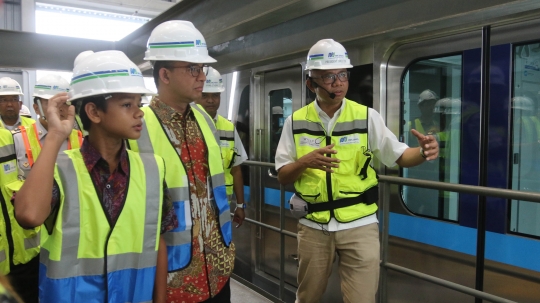 Anies Baswedan ajak anaknya jajal kereta MRT di Depo Lebak Bulus