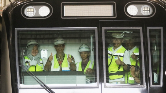 Anies Baswedan ajak anaknya jajal kereta MRT di Depo Lebak Bulus