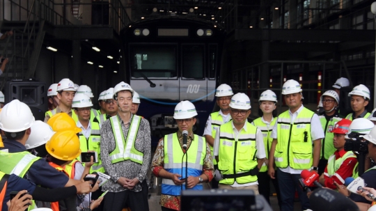 Anies Baswedan ajak anaknya jajal kereta MRT di Depo Lebak Bulus