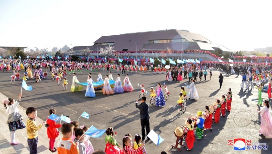 Semarak parade budaya Korut untuk peringati kelahiran Kim Il Sung