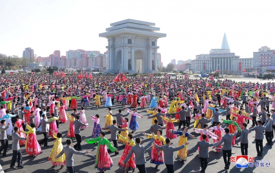 Semarak parade budaya Korut untuk peringati kelahiran Kim Il Sung