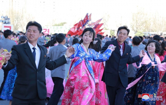 Semarak parade budaya Korut untuk peringati kelahiran Kim Il Sung