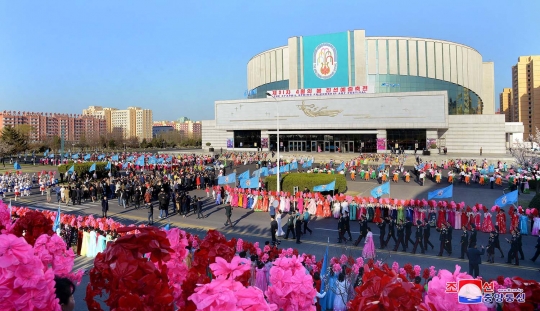 Semarak parade budaya Korut untuk peringati kelahiran Kim Il Sung