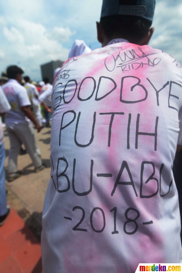 Foto : Pelajar SMA rayakan hari terakhir UNBK dengan corat 