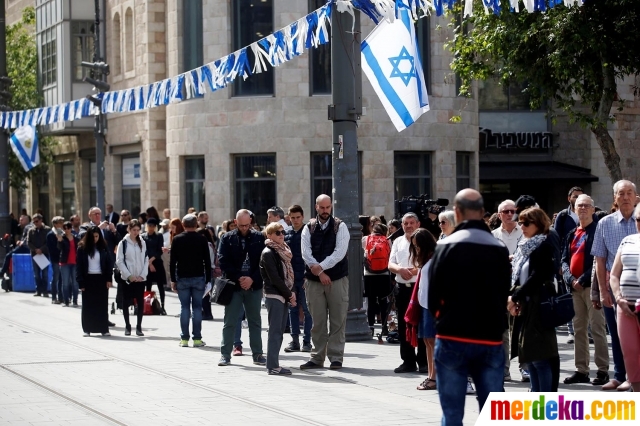 Foto : Kala sirine peringatan Holocaust meraung-raung di 
