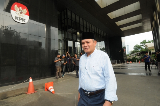 Anggota DPR Khatibul Umam Wiranu usai diperiksa KPK terkait suap