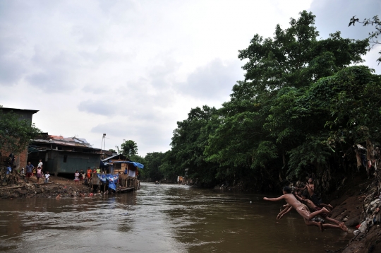 Denyut kehidupan di bantaran Kali Ciliwung