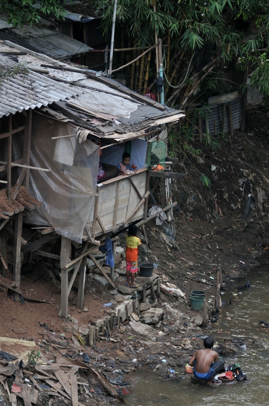 Denyut kehidupan di bantaran Kali Ciliwung