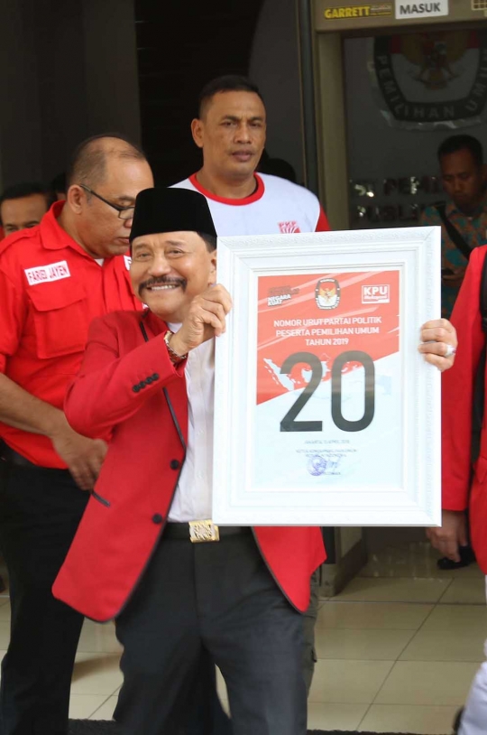 Semringah Hendropriyono saat PKPI terima nomor urut dari KPU