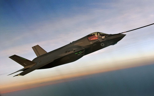 Aksi tentara Inggris isi bahan bakar jet F35B Lightning di langit AS