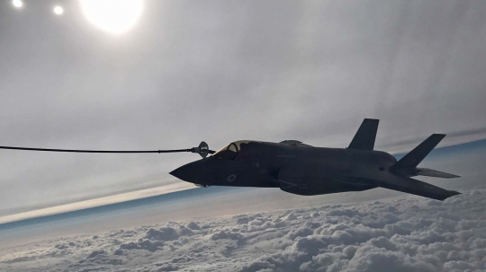Aksi tentara Inggris isi bahan bakar jet F35B Lightning di langit AS