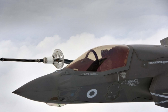 Aksi tentara Inggris isi bahan bakar jet F35B Lightning di langit AS