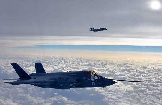 Aksi tentara Inggris isi bahan bakar jet F35B Lightning di langit AS