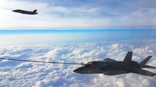 Aksi tentara Inggris isi bahan bakar jet F35B Lightning di langit AS