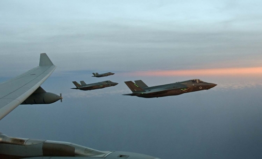 Aksi tentara Inggris isi bahan bakar jet F35B Lightning di langit AS