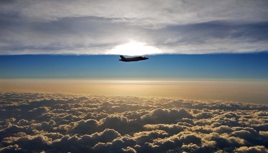 Aksi tentara Inggris isi bahan bakar jet F35B Lightning di langit AS