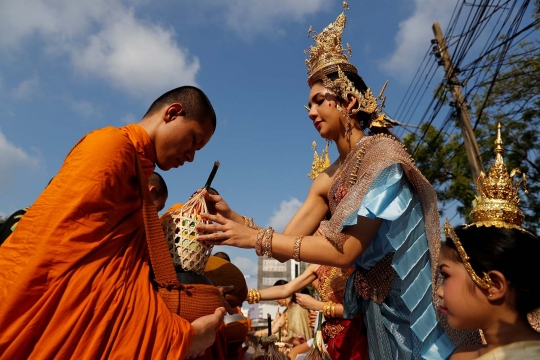 Festival Songkran, wanita Thailand bagikan sedekah