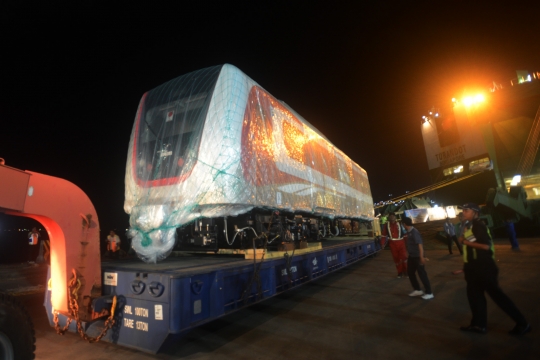 Ini tampilan LRT yang baru tiba di Jakarta
