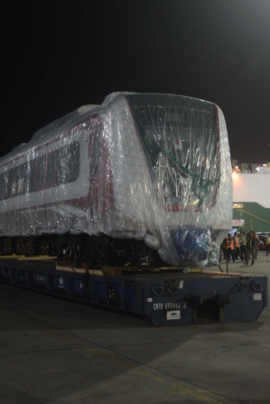 Ini tampilan LRT yang baru tiba di Jakarta