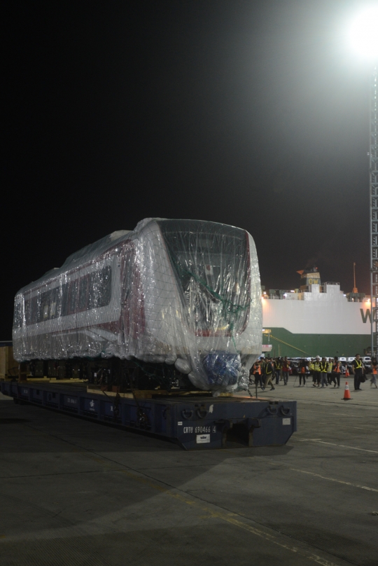 Ini tampilan LRT yang baru tiba di Jakarta