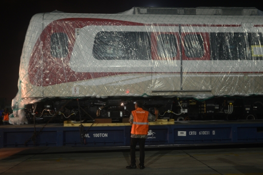 Ini tampilan LRT yang baru tiba di Jakarta