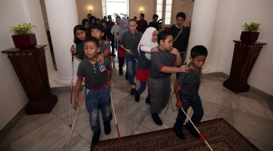 Vespagraphy ajak anak-anak tunanetra kunjungi Museum Nasional