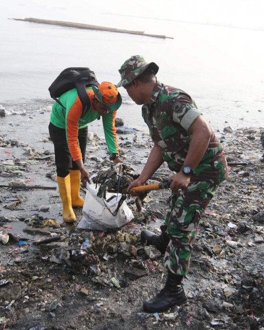 Begini penampakan dari dekat sampah yang menumpuk di pesisir Teluk Jakarta